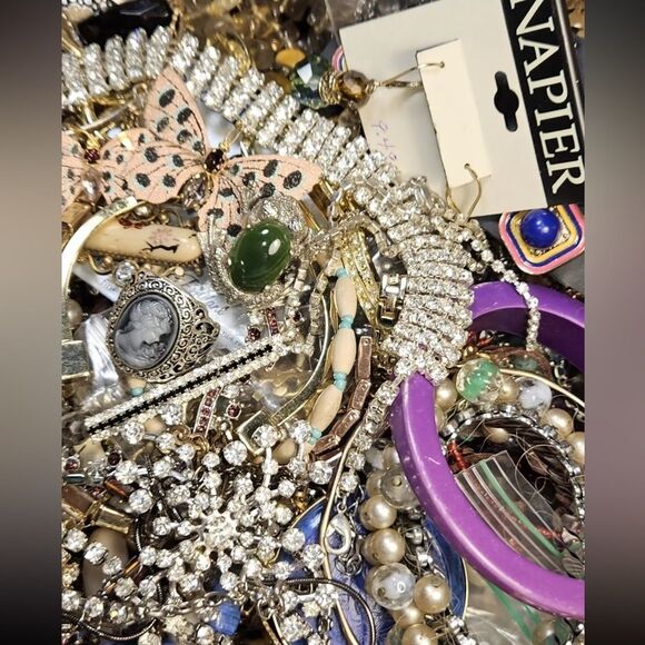 4 LB Jewelry Mystery Box | Gold, Silver, Vintage Costume, Signed & Unsigned Lot - Picture 3 of 7